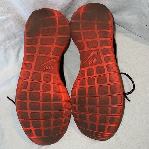 Nike Youth Black and Orange Roshe One 'Lava' Tennis Shoes Size 4 - Picture 5 of 7